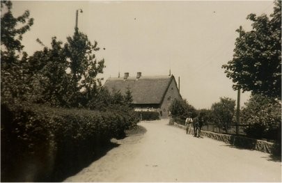 Blick von der Dorfstraße aus Richtung Gut kommend, ca. 1940
