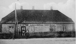 Dorfstraße 33: das Haus wurde 1914/15 gebaut und gehörte als  Inste zum Gut. Als das Gut 1932 ausgesiedelt wurde, kam das  Haus in den Besitz der Familie Bergert. Es entstand ein  Lebensmittelgeschäft und die Poststelle.