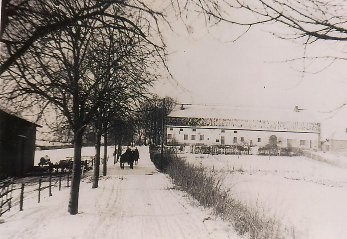 Blick die Dorfstraße hinauf Richtung Gut, 1940. Links die  schwarze Scheune.