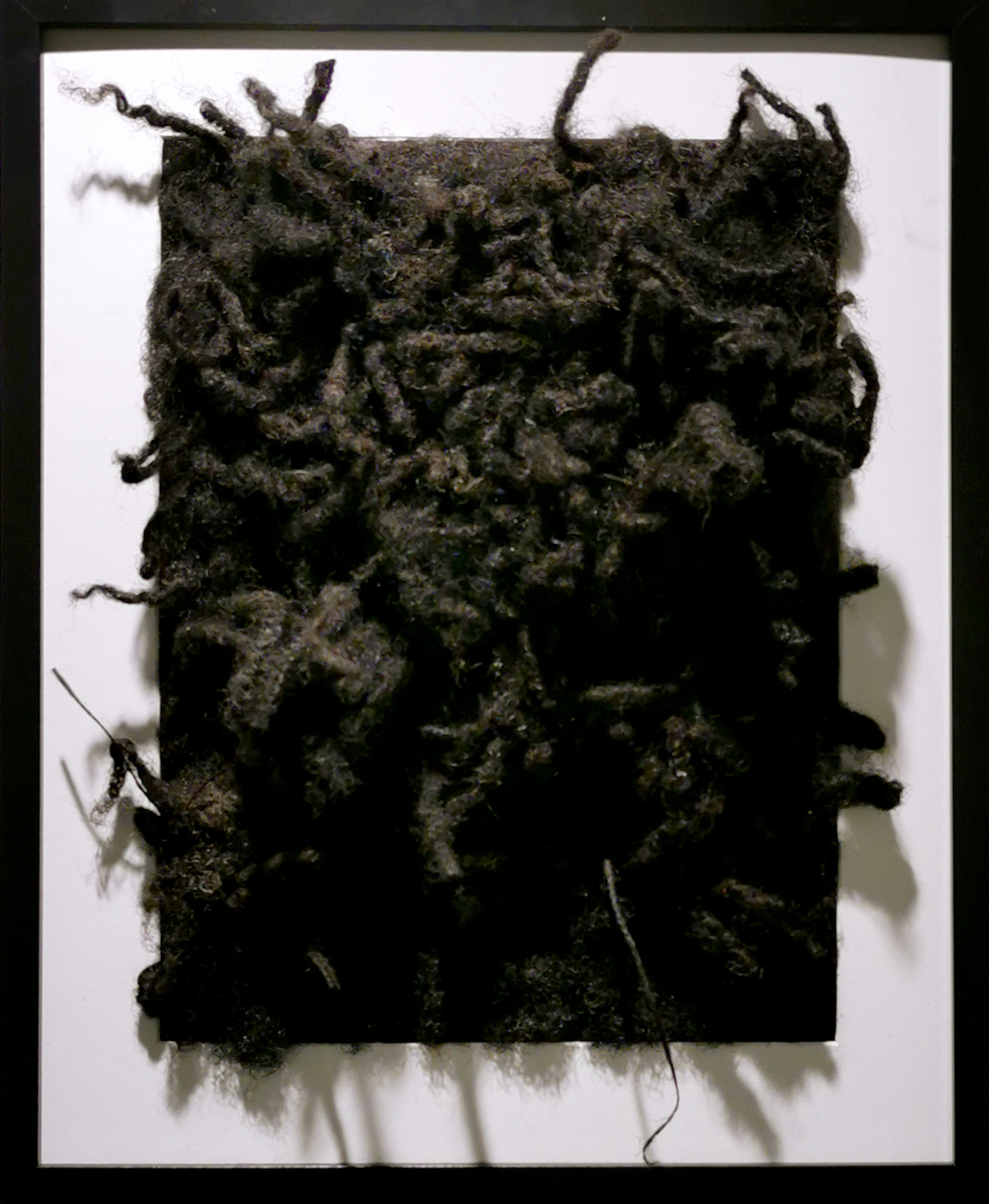 Titel: ESTO NO ES TU LANA DE OVEJA /Det här är inte din fårull Teknik: Naturligt hår inramat  Mått: 40×50 cm