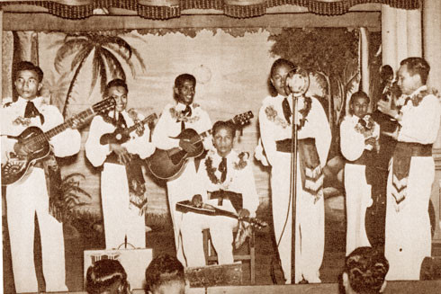 THE ROYAL HAWAIIAN MINSTRELS - SUARA ISTANA vlnr: Charles Lamoh - Theo Mandagi - Bram Titaley - George de Fretes - Sjarifin - Jan Lamoh - Arie de Fretes (fotocollectie: Jean Thomassen)