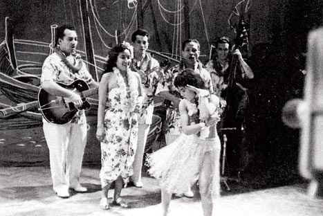 THE ROYAL HAWAIIAN MINSTRELS - AVRO TV Weekend-Show 20-12-958 vlnr: Bill Toma - Joyce Aubrey - Eddie Scipio Blume - George de Fretes - Fred Hoogduin Op de voorgrond de kleine Wanda als Hawaiian danseres. (fotocollectie: Jean Thomassen)