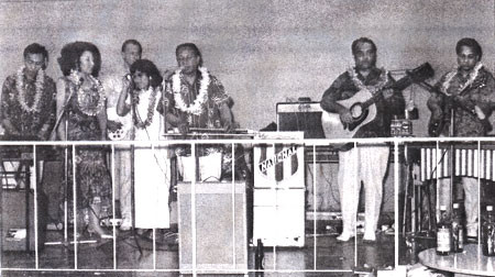 THE ROYAL HAWAIIAN MINSTRELS vlnr: ? - Sita Flippo - Guus 'broer' Arends - Wanda - George de Fretes - Bill Toma - John de Fretes (fotocollectie: Jean Thomassen)