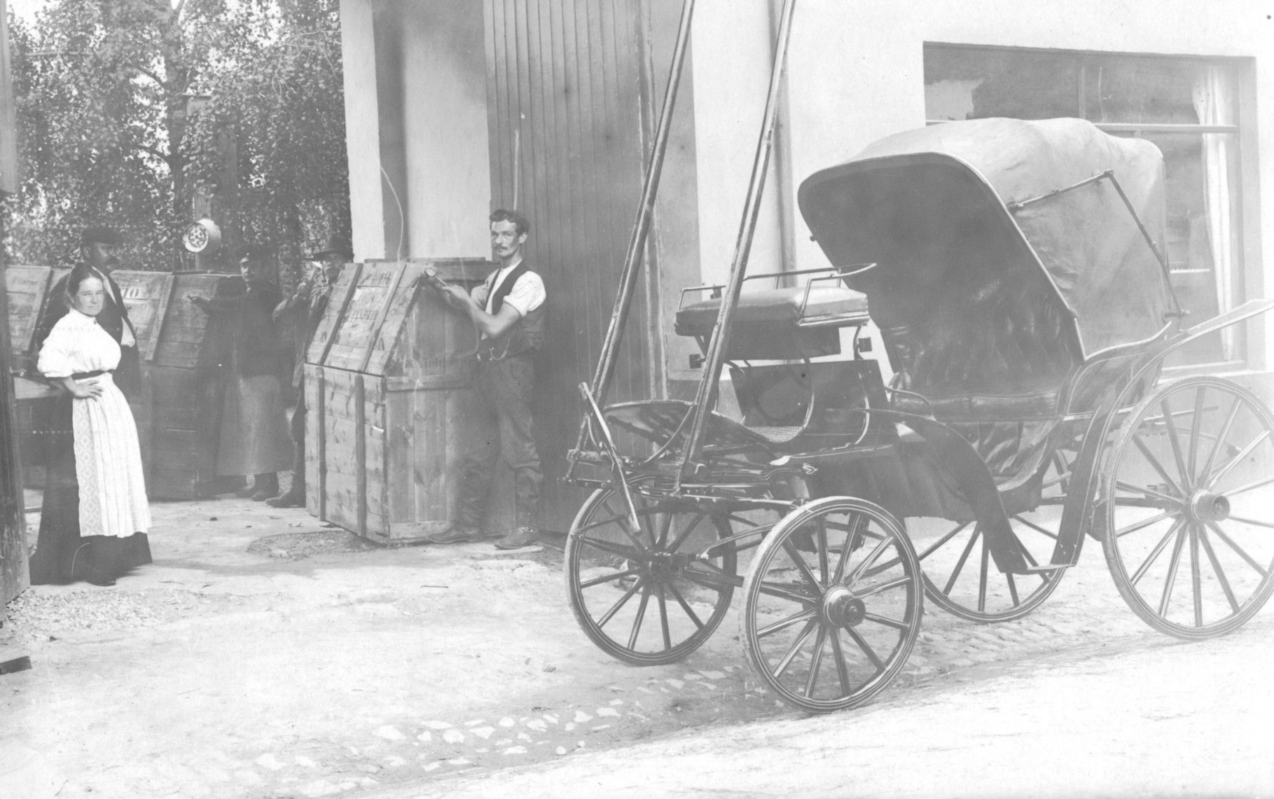 Jakob Stadler mit Ehefrau Rosa geb. Müller mit Verpackungskisten für Klavier und der Ausflugskutsche auf dem Betriebsgelände Duttweilerstraße vor 1910