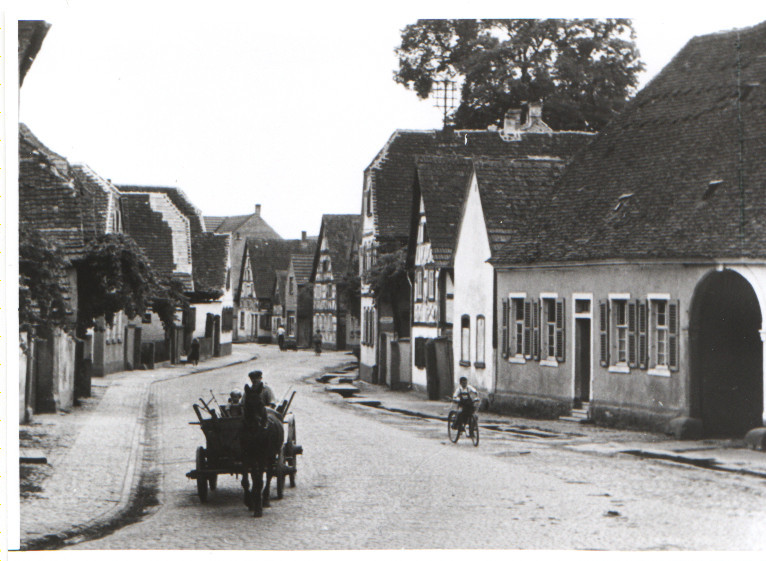 Hauptstraße, ca. 1950, von Osten zum Unterdorf, Pferdefuhrwerk