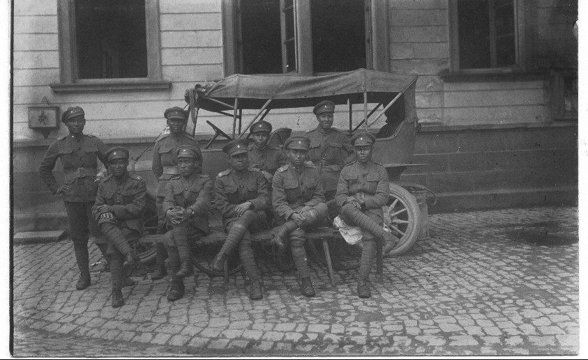 Siamesische Soldaten vor dem Schulhaus in Geinsheim