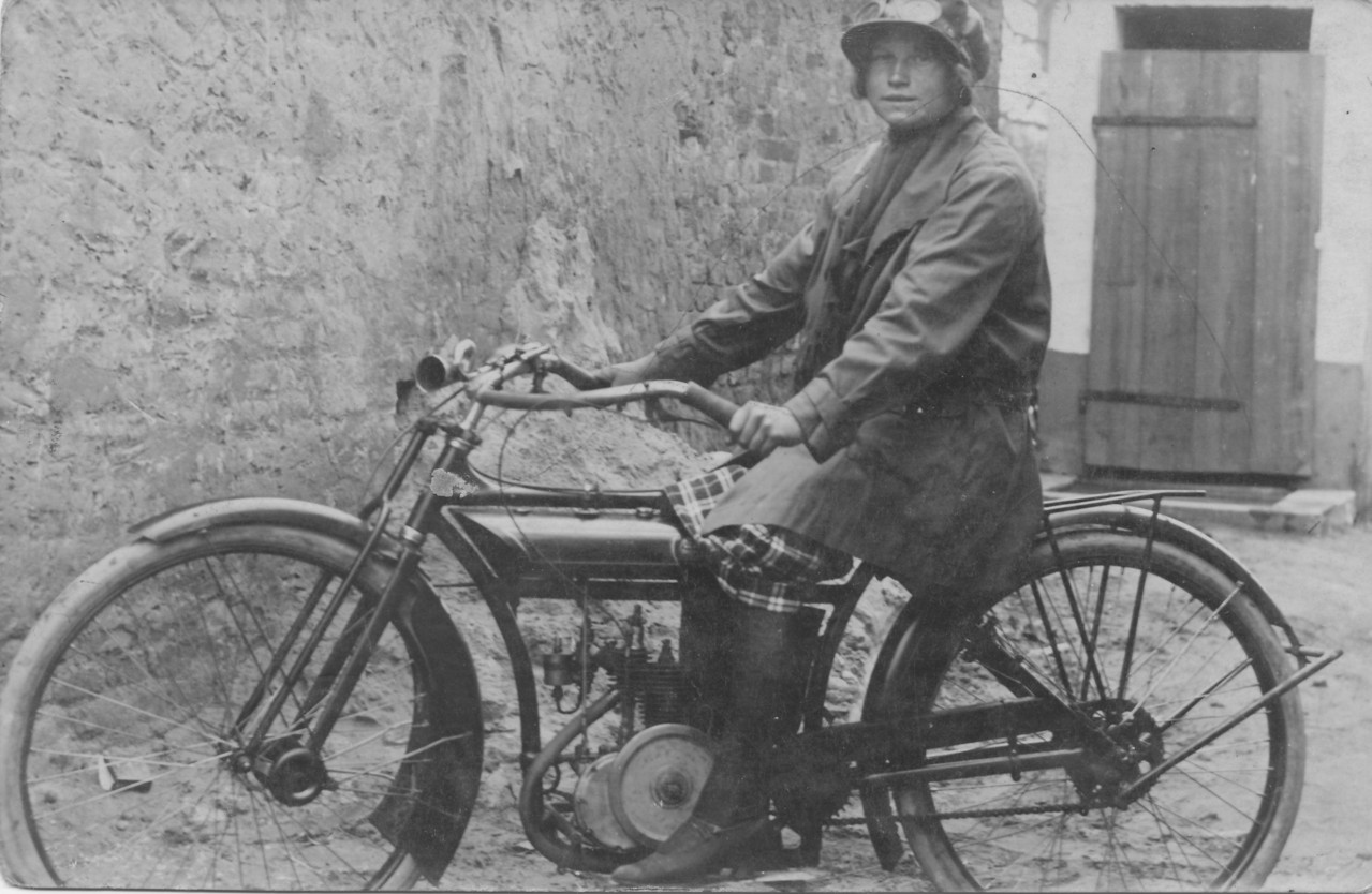 Maria Schilling mit Motorrad um 1930