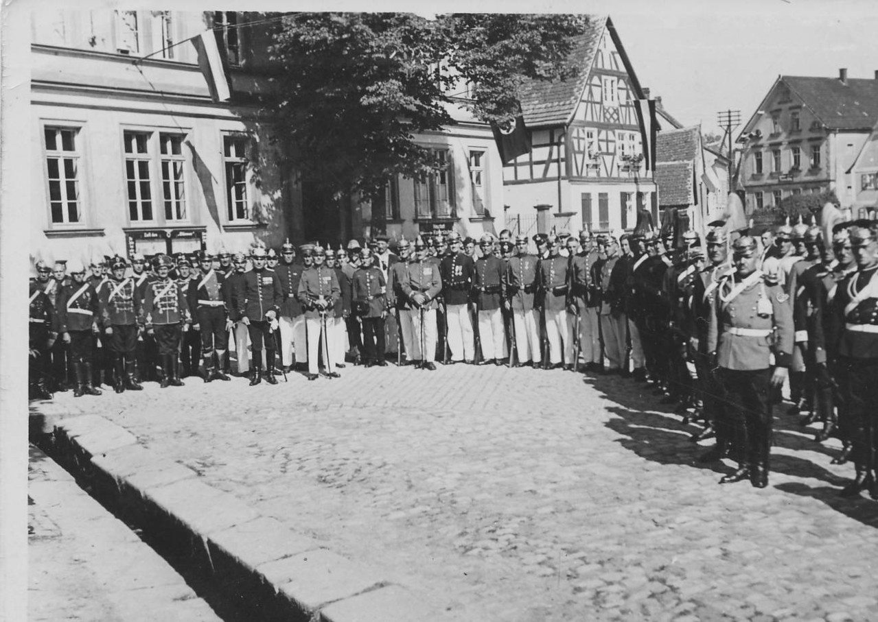 Veteranen vor Kriegerdenkmal von 1907