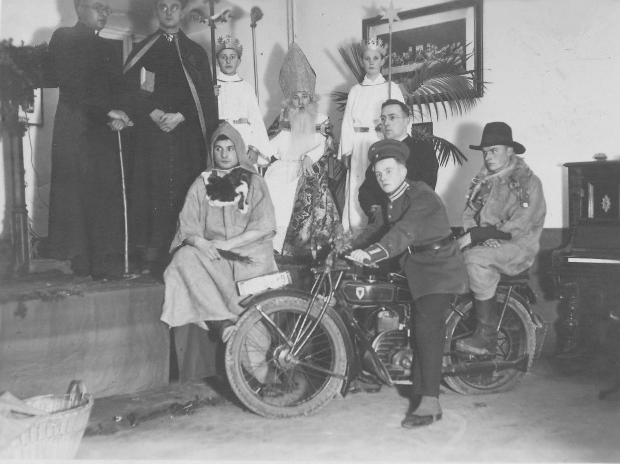 Theatergruppe mit Motorrad DKW
