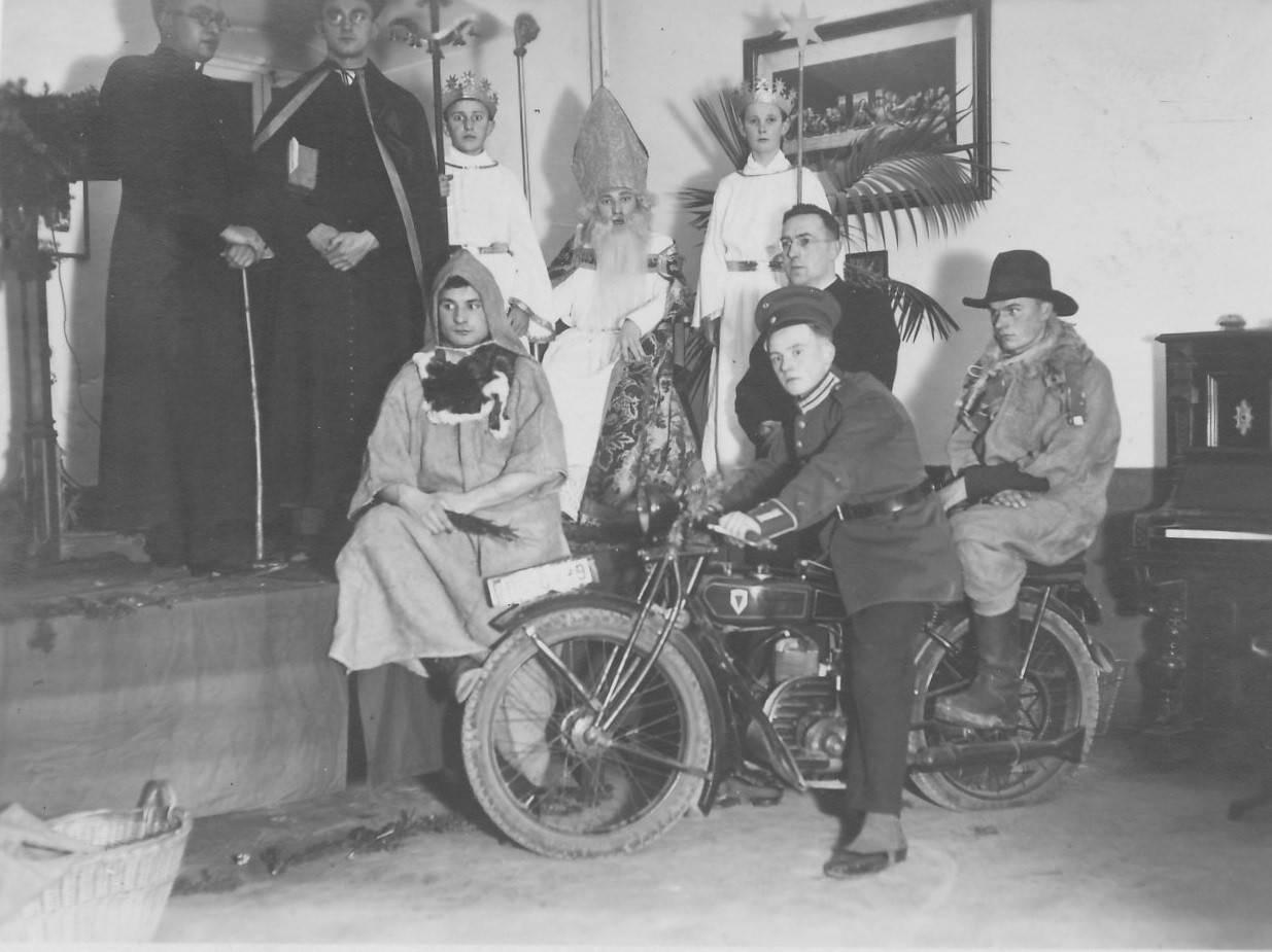 Theatergruppe mit Motorrad DKW