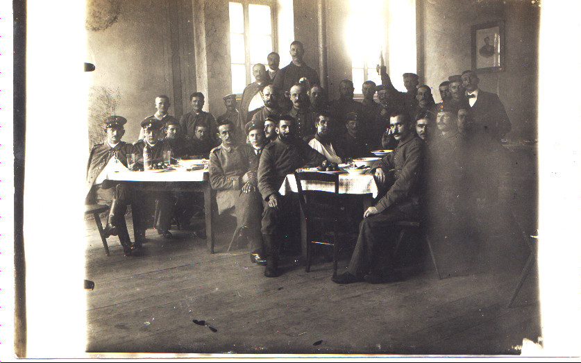Verwundete Soldaten aus Lazarett (im Schulhaus)