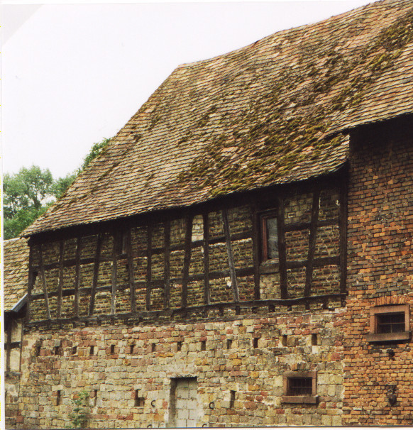 Anbau Fronmühle, Holzpfosten teilweise von altem Rathaus