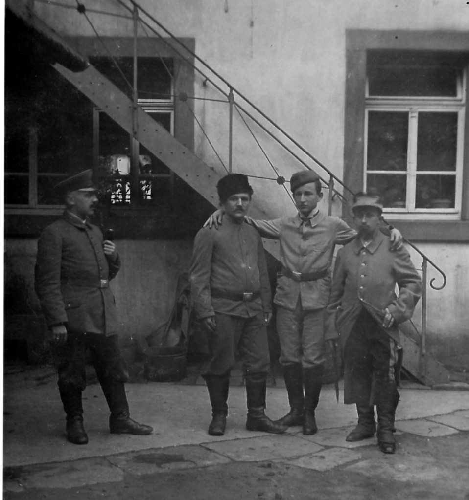 Gefangene im I. Weltkrieg im Hof der Gaststätte "Zum Schwanen"