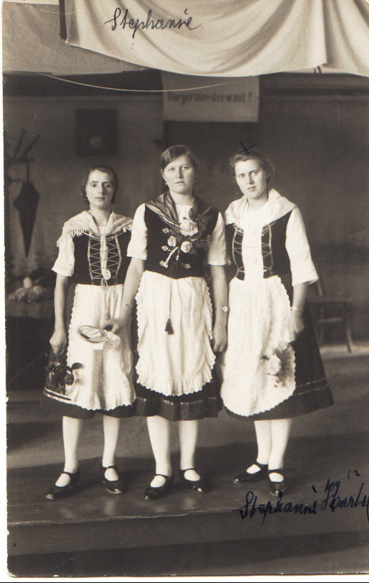 Theatergruppe Elisabeth Niederer, Pauline Henrich und Stephanie Kästel (später Schwester im St. Marien-Krankenhaus in Ludwigshafen)