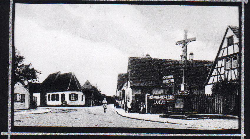 Am Kreuz von 1836 an Straße nach Speyer, ca. 1920