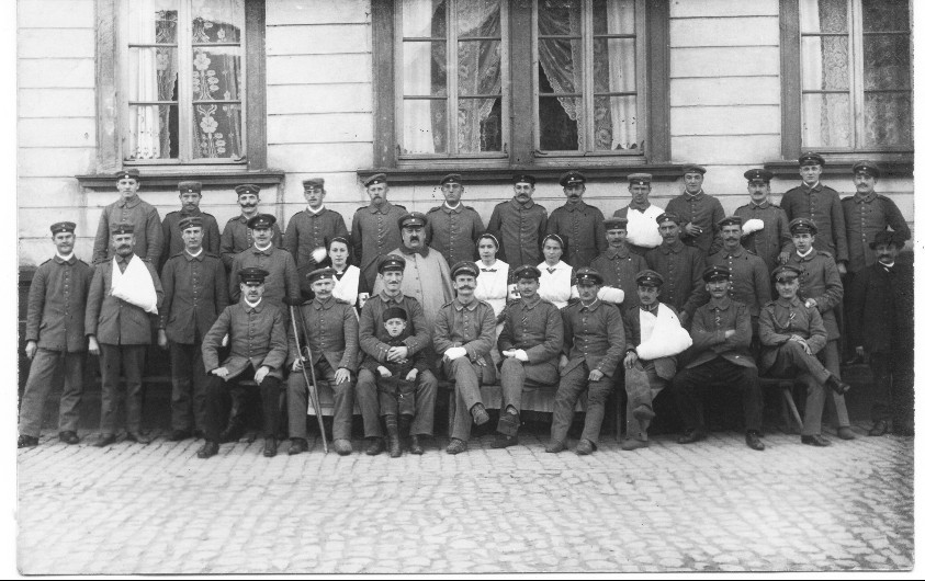 Verwundete Soldaten vor dem Schulhaus