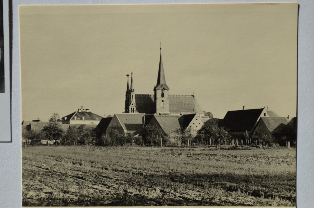 Sicht auf Kirche aus Richtung Schmittenäcker (von Osten)