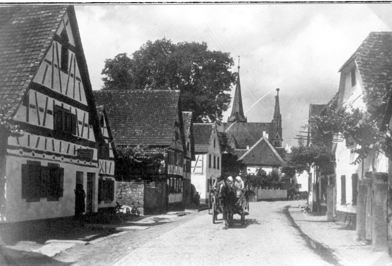 Hauptstraße von Osten, links mit Judenhaus