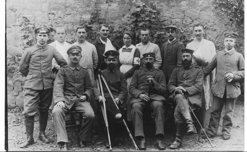 Verwundete Soldaten mit Lazarett-Schwester
