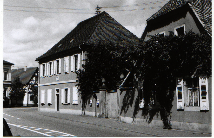 Frühere Gaststätte zum Löwen, gegenüber der Kirche