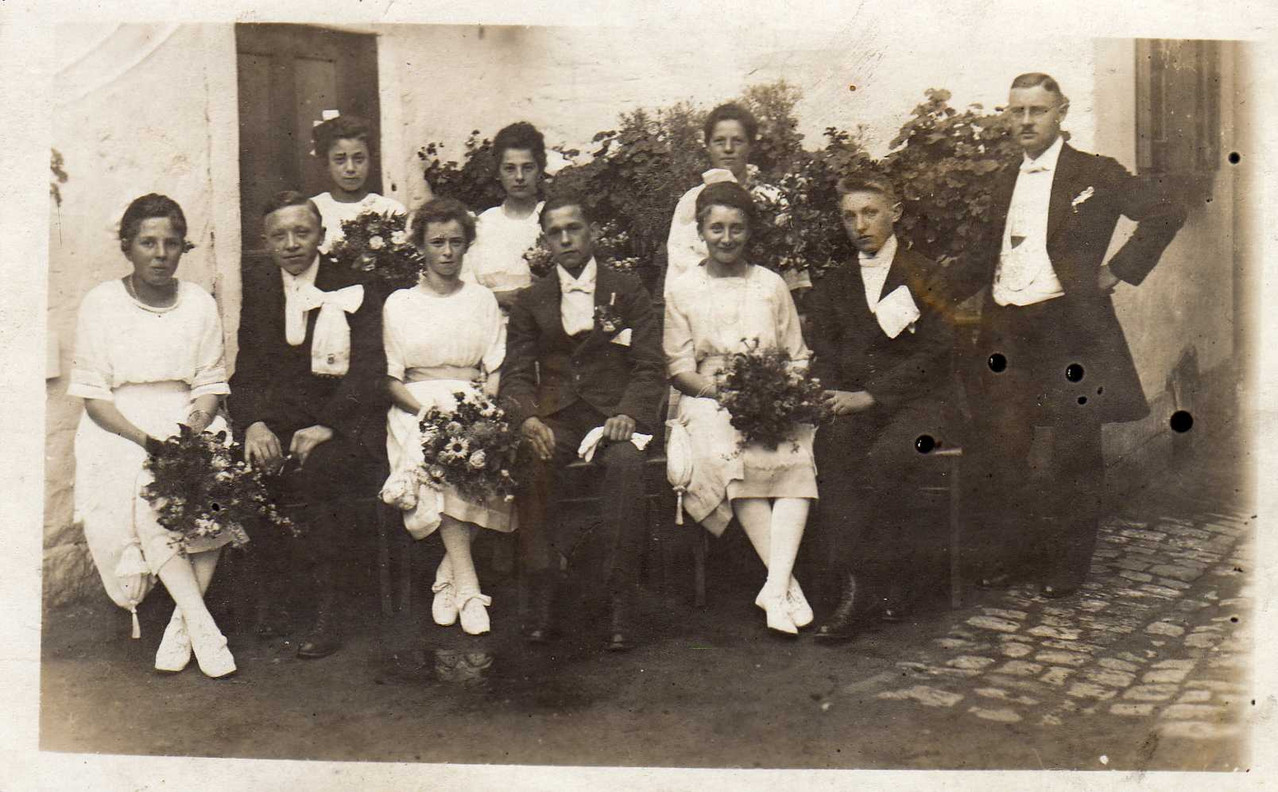 Gruppenbild eines Tanzkränzel-Jahrgangs von Oswald Hilschmann mit Tanzlehrer