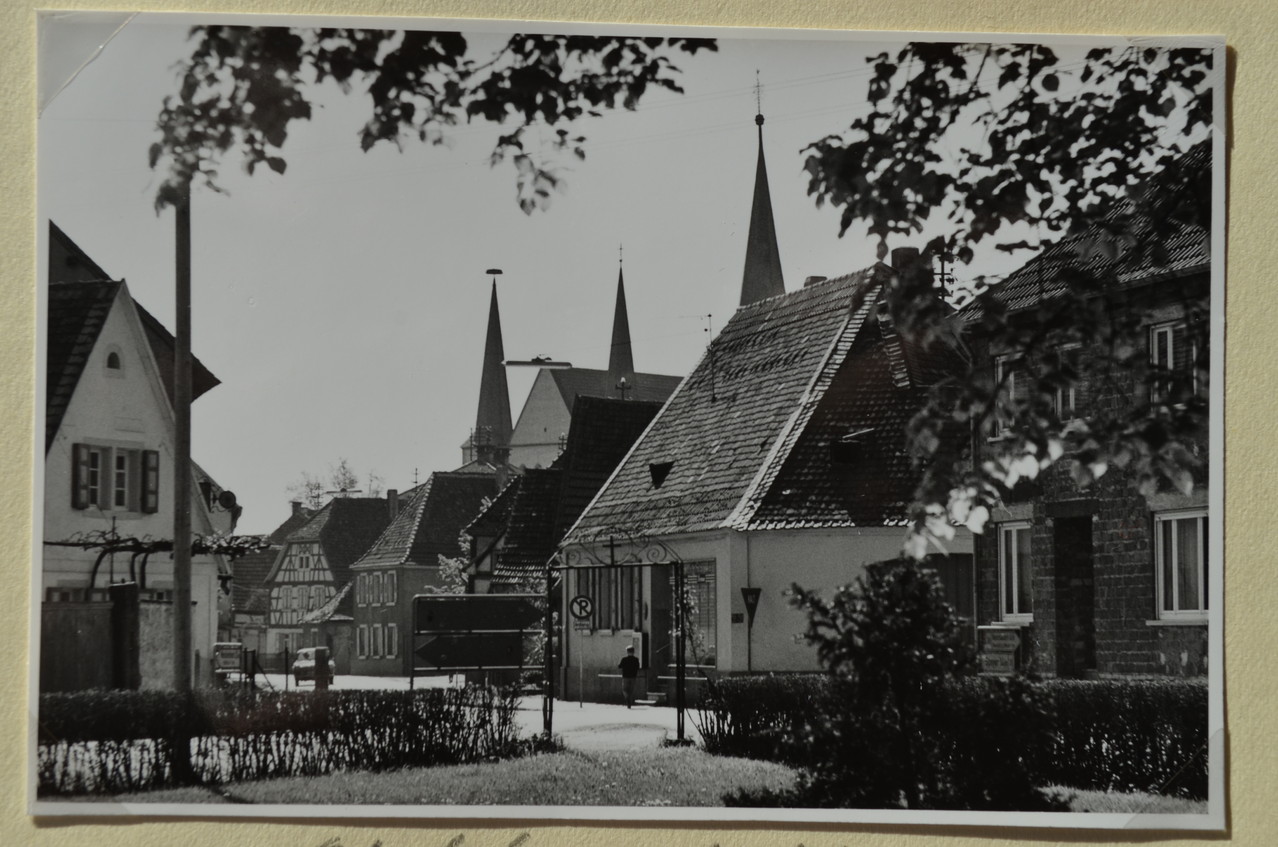 Blick vom Friedhof über die Böhlgasse zur Kirche