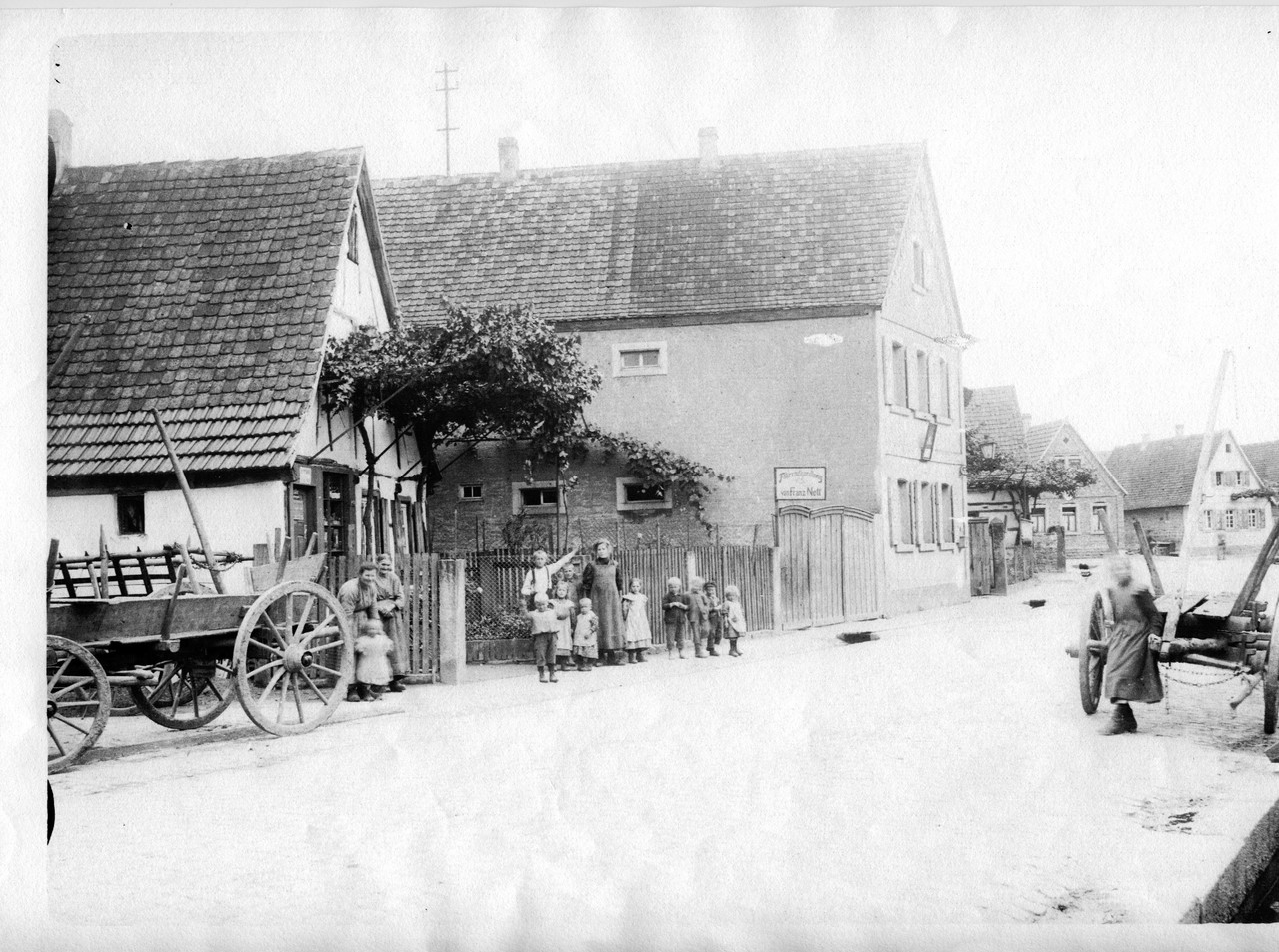 Fahrradhandelung Nett, daneben Postgebüde um 1910