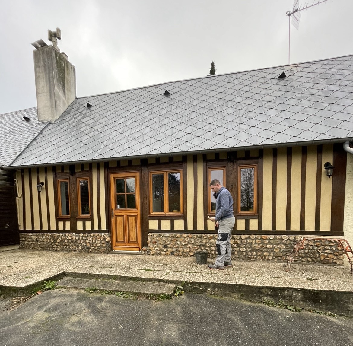 Reprise d'enduit traditionnel sur une maison normande en colombages - APRES