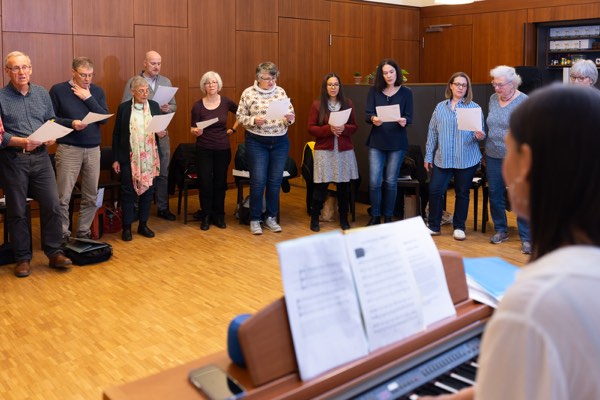 Yana Bibb leitet eine Probe des Gospelchors Oerlikon.