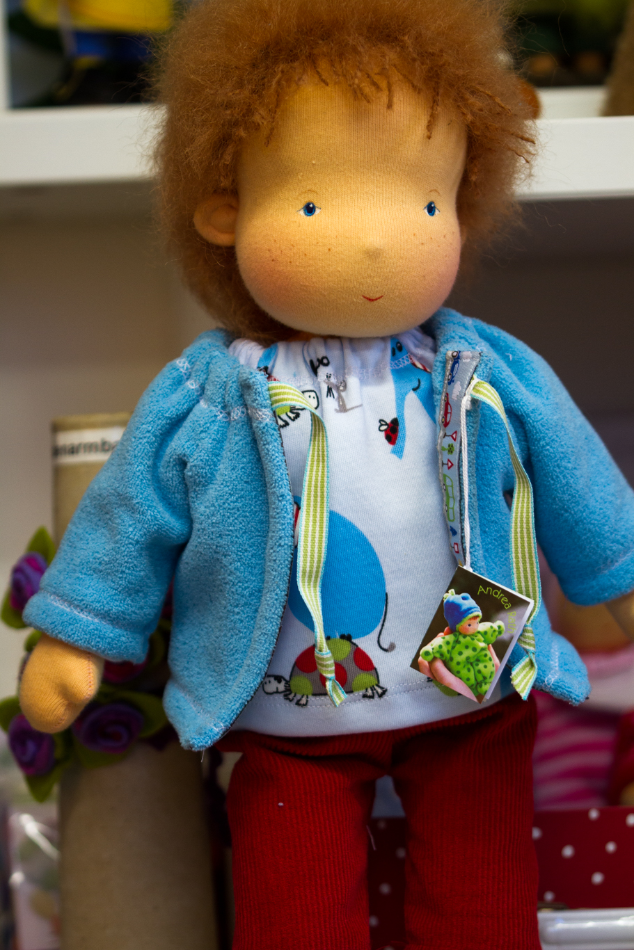Mädchenpuppe Lisa mit angenähten Schuhen