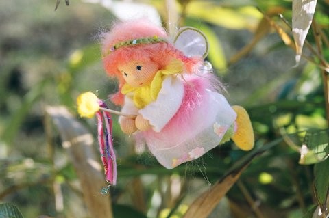 Wichtel mit gestrickter Bommel-Mütze auf Detailfoto