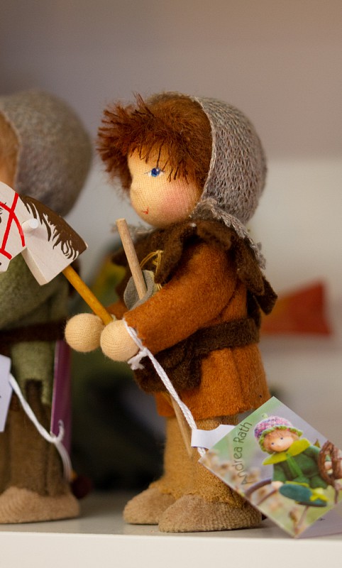 Pippi-Figürchen mit roten Haaren und gelbem Kleid