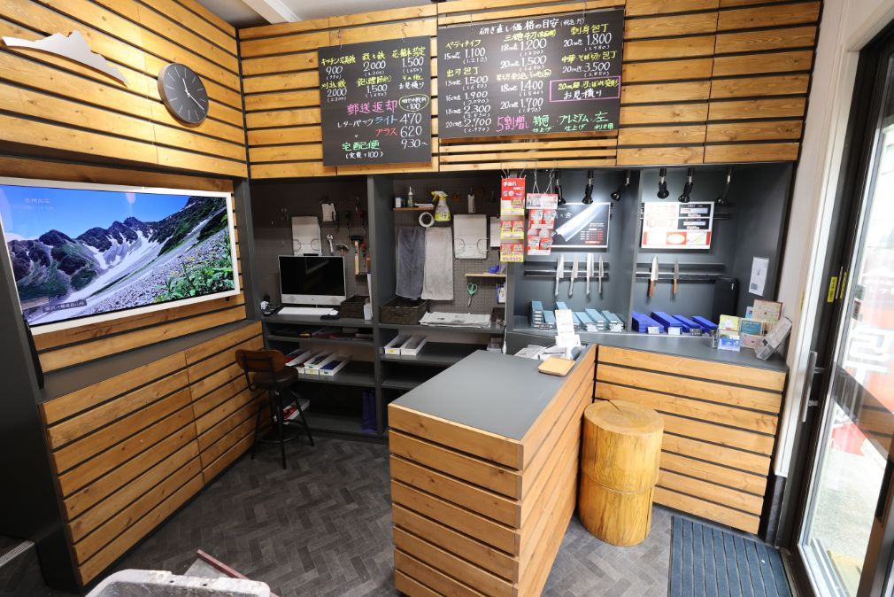 店内では包丁を展示販売。正面ディスプレイでは山岳写真をスライドショー等を流しています。