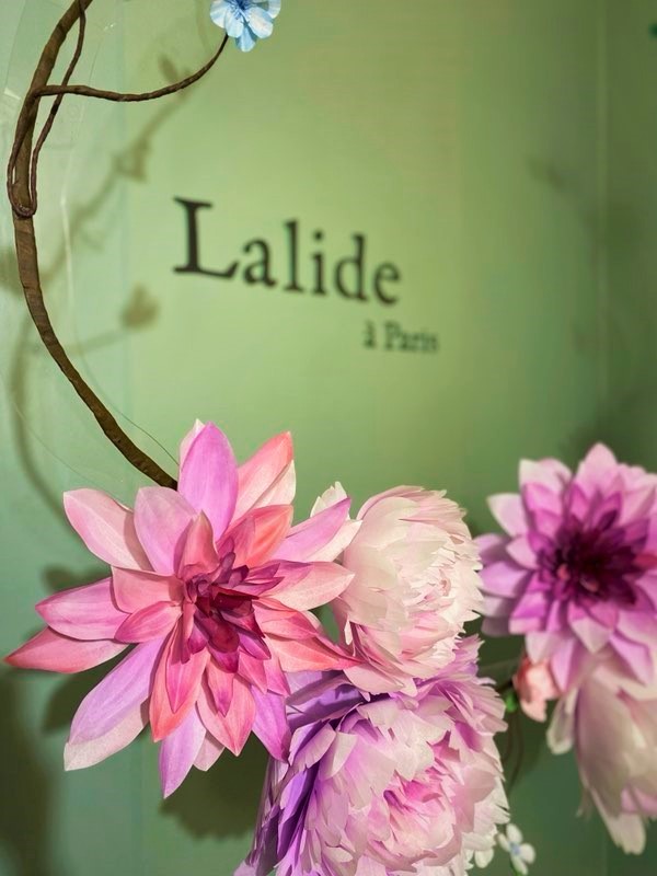 Couronne de fleurs en papier, Paris 