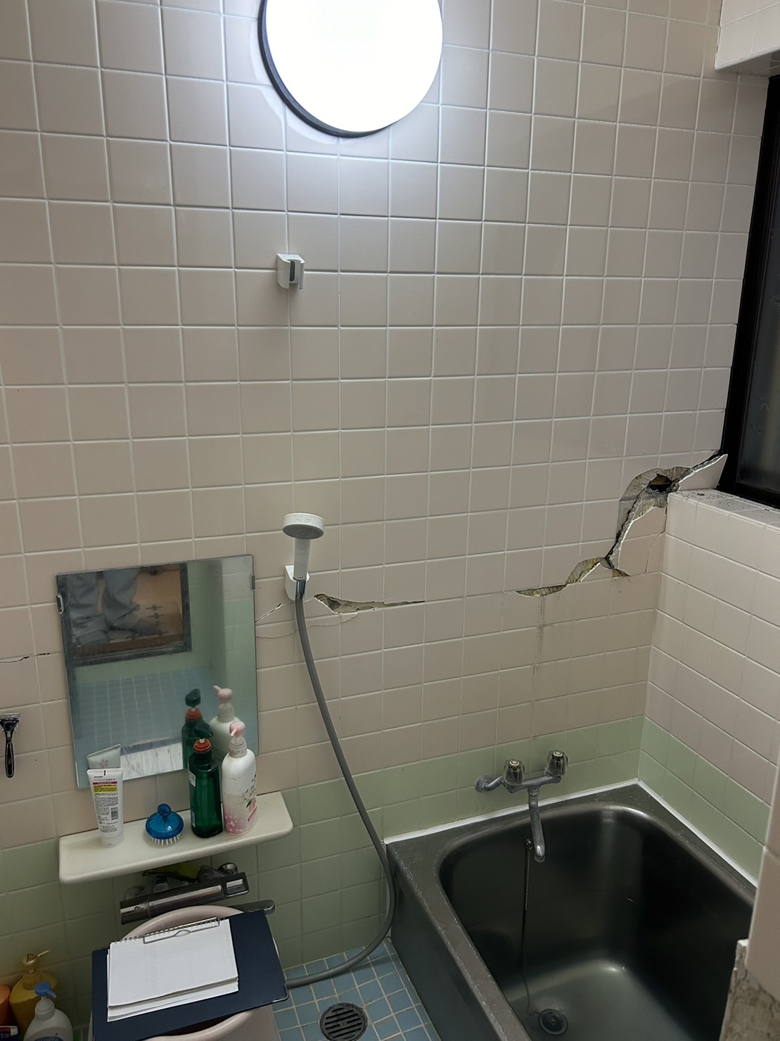 地震災害によるお風呂の被害：七尾市お風呂のリフォーム工事