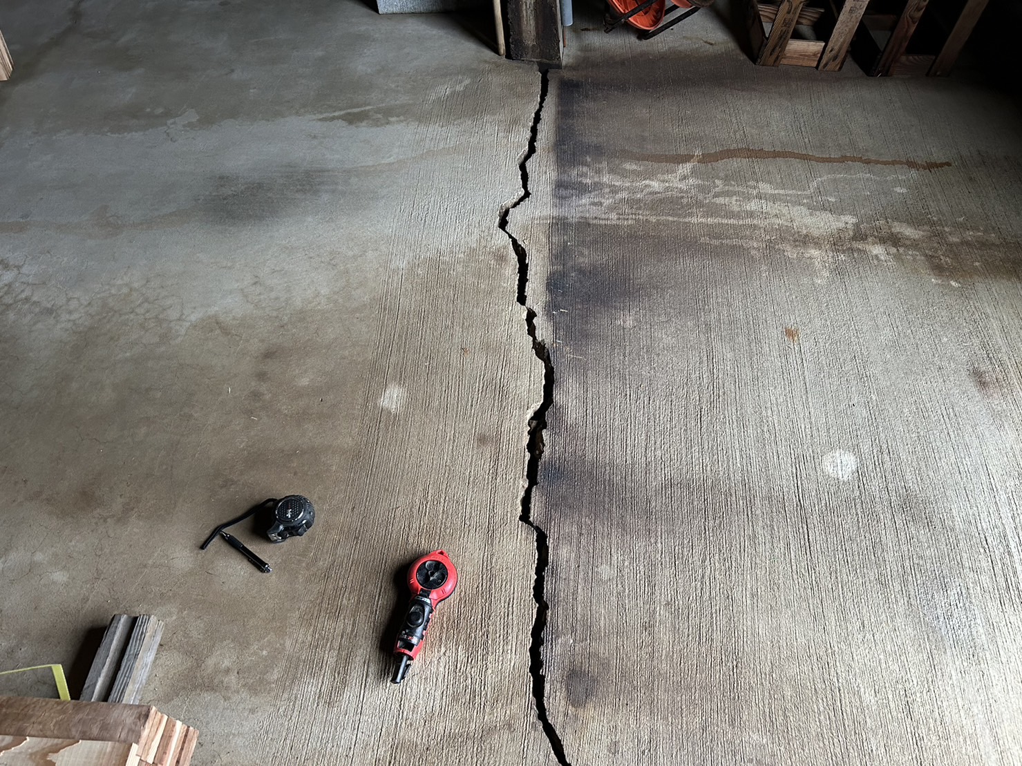 土間コンクリート床亀裂補修：七尾市倉庫床のひび割れ補修工事