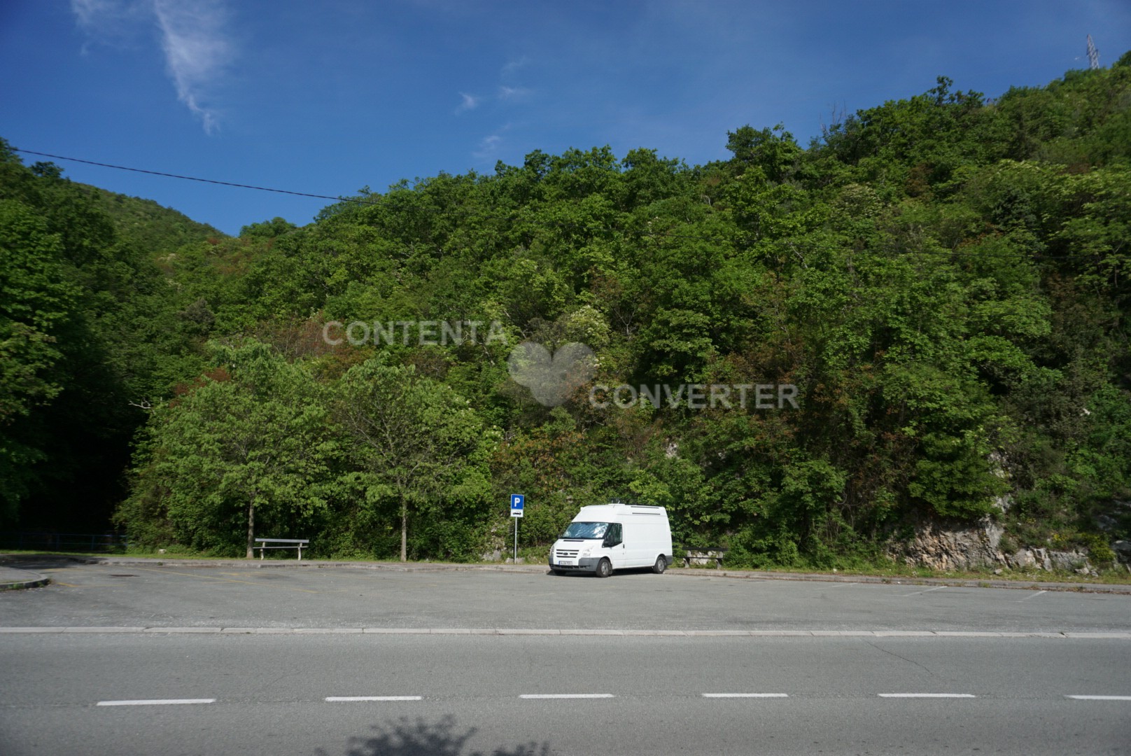 malerisch umgeben von Wald und Fels