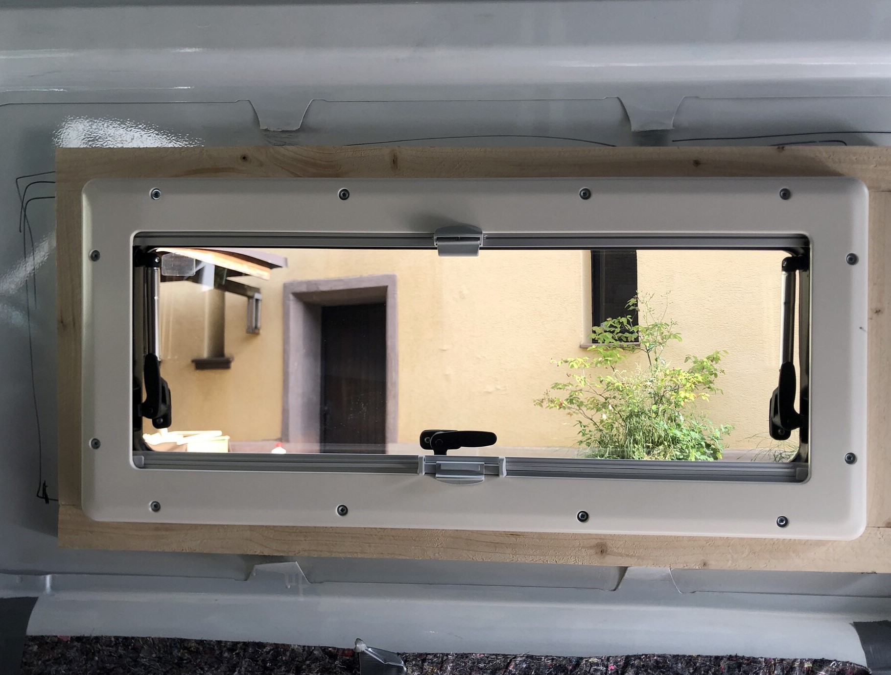 Und final das Fenster an den Rahmen schrauben 