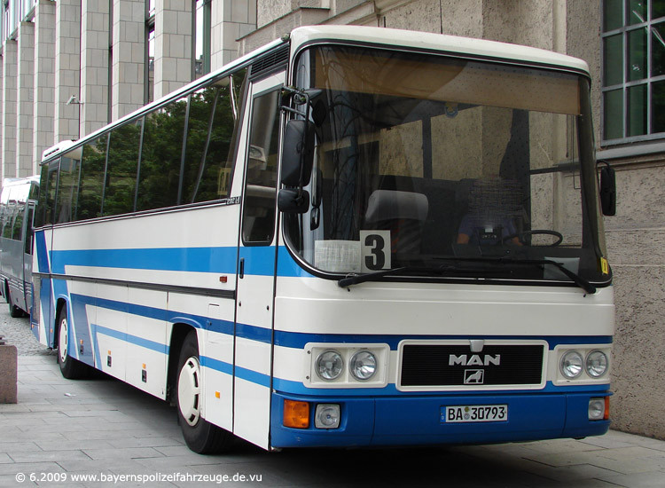 Bus in den bayerischen Farben Weiß und Blau und ohne Sondersignalanlagen