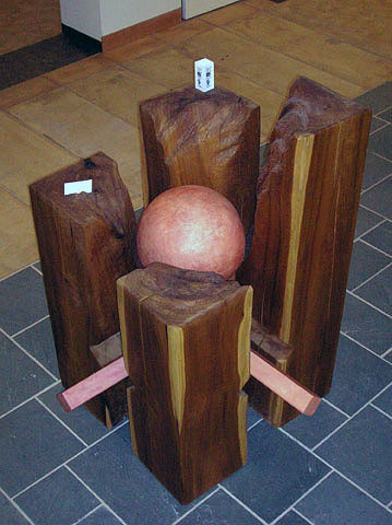 Mujer 2005, madera de magnolio y pino y cerámica 183X122X122 cm