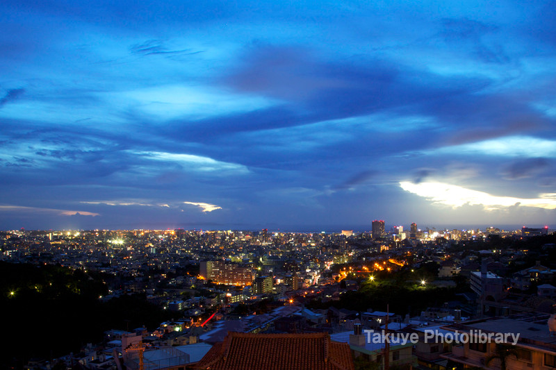 那覇市街地の夜景 首里城 世界遺産 グスク 琉球切手 沖縄の風景の写真素材と情報のタクエ