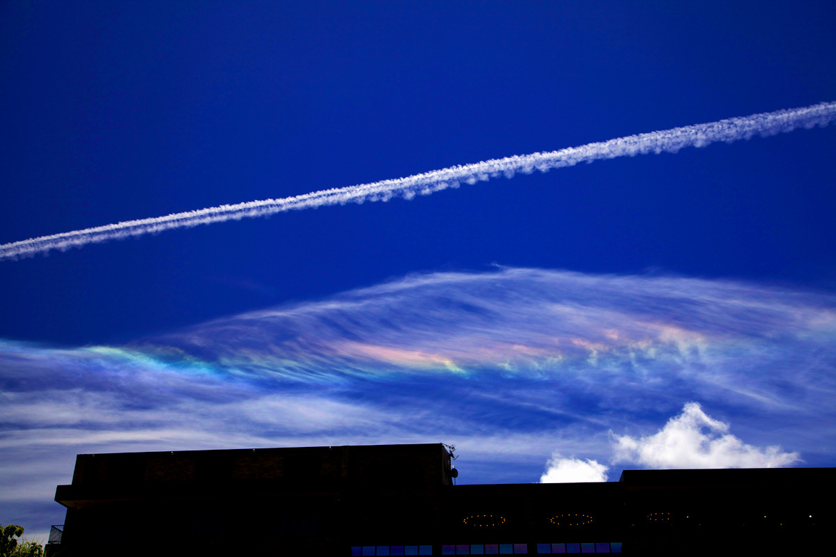 沖縄写真　彩雲とひこうき雲