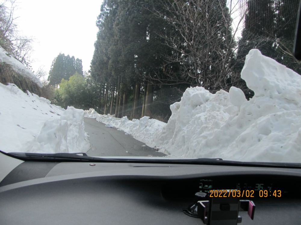 雪の壁。金沢市平町。