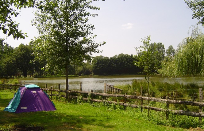 Emplacement de camping avec vue sur l'etang