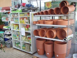 Töpfe, Untersetzer, Dünger, Erde, Pflanzenschutzmittel – in unserem Gartenshop.