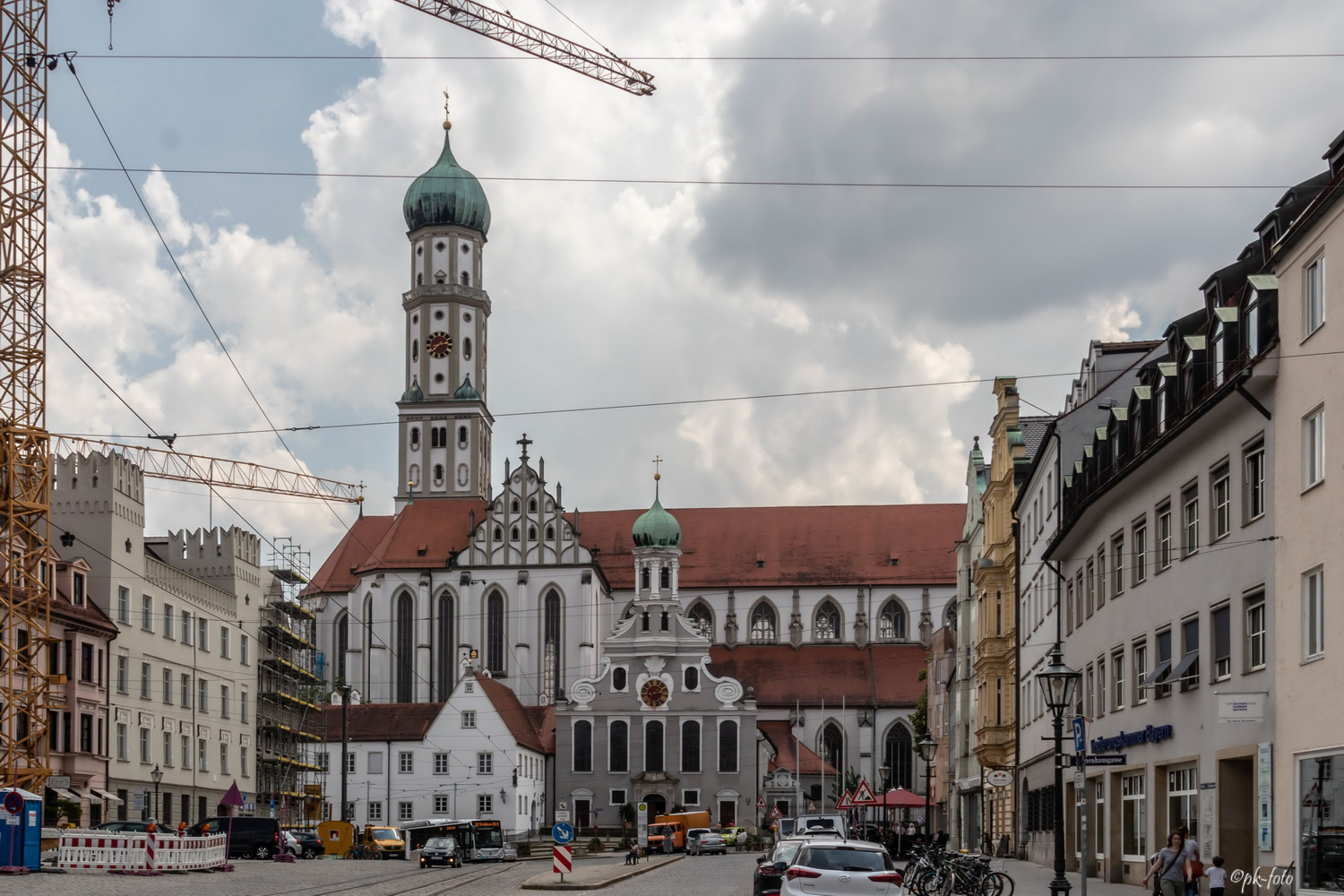 Evgl. St. Ulrich Kirche (im Vordergrund) Augsburg - ursprünglich als Vorhalle für Wallfahrer der Basilika 1457 gebaut