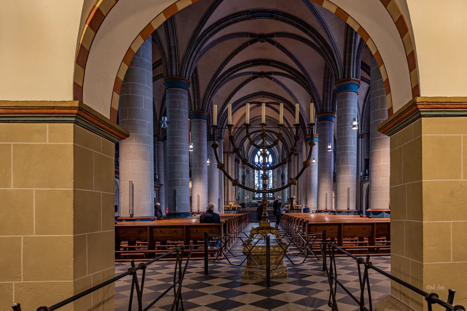 Siebenarmiger Leuchter im Essener Münster - Bischofskirche des Bistums Essen aus dem 13. Jahrhundert