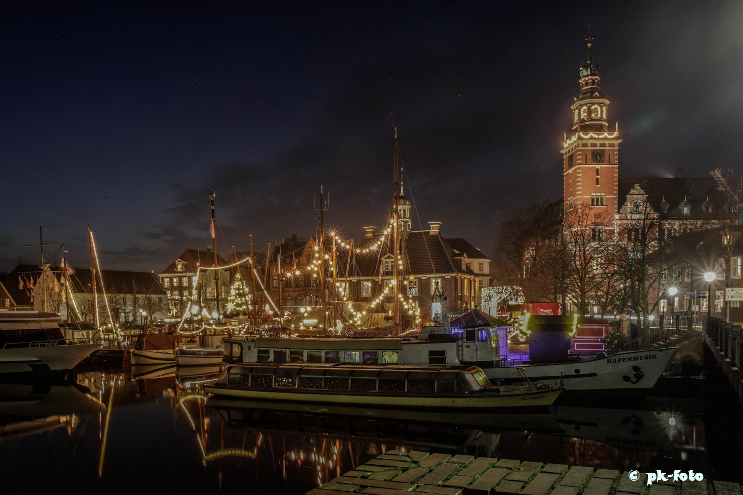 Hafen Leer mit Waage und Rathaus