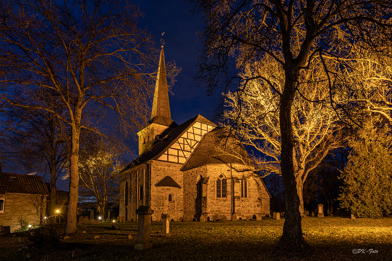 Evgl. Dorfkirche Bochum-Stiepel aus dem 11. Jahrhundert (Ursprungsbau). Kulturdenkmal des Ruhrgebiets
