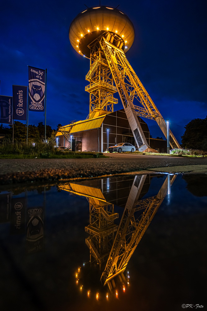 Colani-UFO in Lünen mit Pfütze